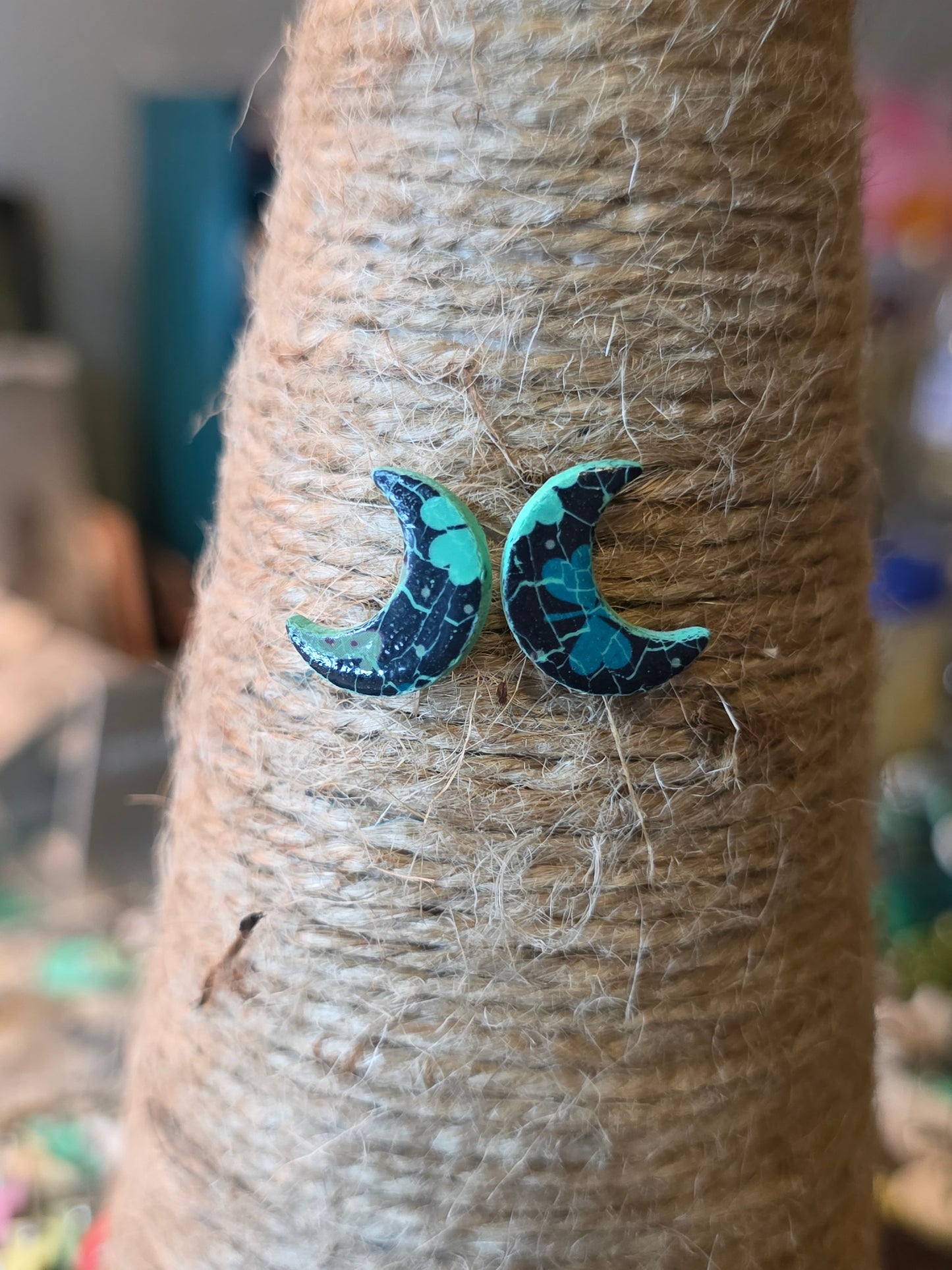 Crescent stud
