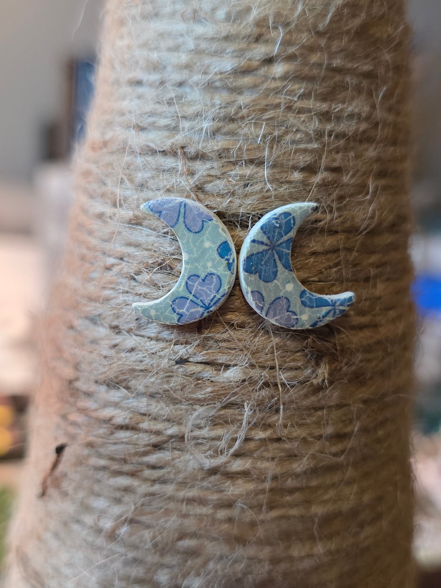 Crescent stud