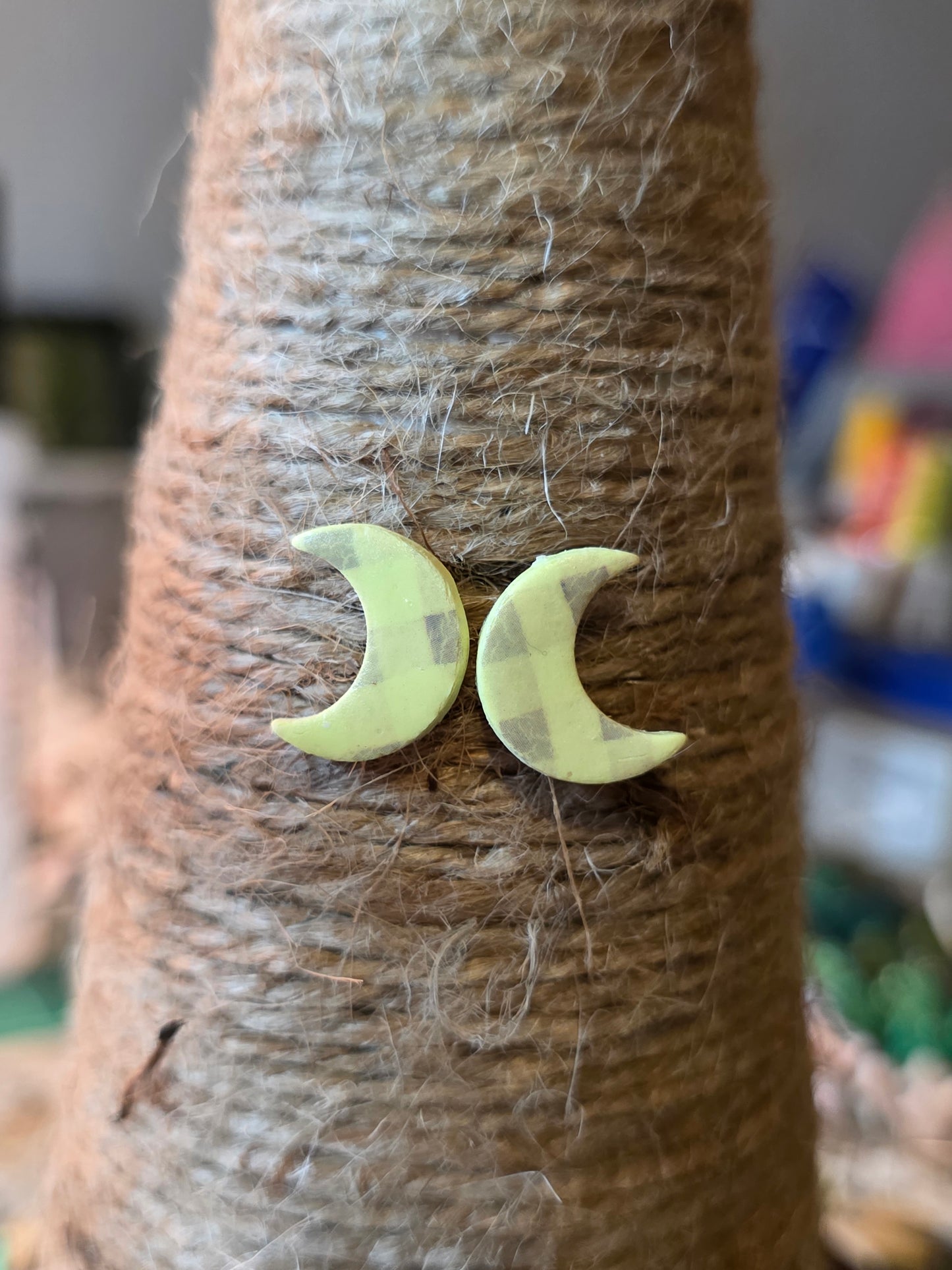Crescent stud
